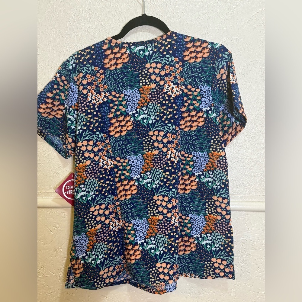 Divine Stretch Navy Blue Floral Print Women's Scrub Top 3 Pocket Large & Small - Picture 7 of 7